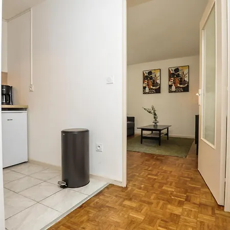 Apartment Beautiful In With Kitchen Toulon